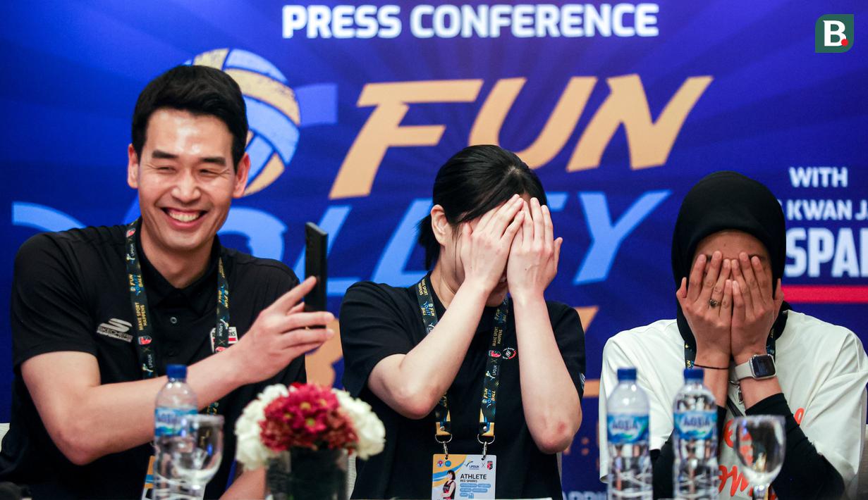 <p>Ekspresi malu pemain Red Sparks, Megawati Hangestri Pertiwi (kanan) dan Yeum Hye-seon (tengah) saat pelatih Ko Hee-jin menunjukkan foto bersama di ponselnya ketika konferensi pers jelang laga Fun Volleyball 2024 di Hotel Mulia, Senayan, Jakarta, Jumat (19/04/2024). (Bola.com/Bagaskara Lazuardi)</p>