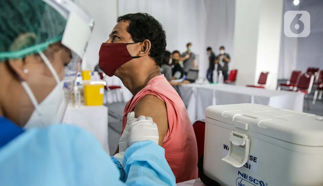 Petugas medis menyuntikkan vaksin COVID-19 kepada pekerja swasta saat program Vaksinasi Gotong Royong di Sudirman Park Mall, Jakarta, Rabu (19/5/2021). Vaksinasi Gotong Royong memfasilitasi badan usaha yang mau membeli vaksin untuk karyawannya. (Liputan6.com/Faizal Fanani)
