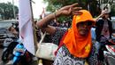 Pengguna jalan melakukan penghormatan saat detik-detik proklamasi 17 Agustus di ruas jalan protokol Jakarta-Bogor, pertigaan Cibinong, Bogor, Jawa Barat, Rabu (17/8/2022). Sejumlah pengguna jalan terlihat turun dari kendaraannya dan melakukan sikap hormat. (merdeka.com/Arie Basuki)