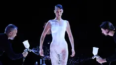 Model AS Bella Hadid disemprot dengan cairan yang berubah menjadi gaun yang bisa dipakai saat peragaan busana Coperni Spring-Summer 2023 pada Paris Fashion Week di Paris, Prancis, 30 September 2022. Bella Hadid tampil menakjubkan di Paris Fashion Week dengan mengenakan gaun dari cairan khusus yang disemprotkan ke tubuhnya. (JULIEN DE ROSA/AFP)