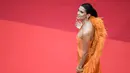 Sara memilih riasan palet perunggu yang menonjolkan fitur alaminya, dengan sapuan lipstik telanjang. (AFP/Loic Venance)