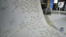 Ibu rumah tangga menyelesaikan pembuatan batik kembang mayang di Kampung Batik, Kelurahan Larangan Selatan, Kota Tangerang, Banten, Rabu (26/8/2020). Di tempat yang menjadi destinasi wisata tersebut kita bisa melihat langsung pembuatan dan mengikuti pelatihan membatik. (merdeka.com/Dwi Narwoko)