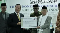 Ketua Umum MUI KH Ma'ruf Amin (dua kanan) menerima bantuan untuk korban gempa dan tsunami Sulawesi Tengah dari Kepala Perwakilan Taipei Economic and Trade Office (TETO) John C. Chen di Kantor MUI, Jakarta, Selasa (9/10). (Merdeka.com/Iqbal Nugroho)
