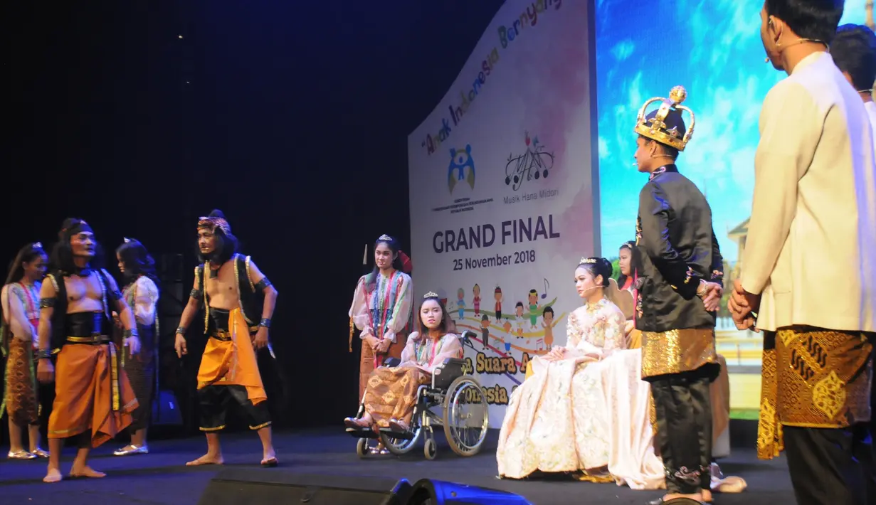 Pertunjukan seni Theater dan drama musical Grand Final Lomba Suara Anak Indonesia 2018 oleh siswa/i SMP dan SLTA Sejabodetabek berkolaborasi dengan para finalis Lomba Suara Anak Indonesia 2018 di Jakarta, Minggu (25/11). (Liputan6.com/Pool/KPPPA)