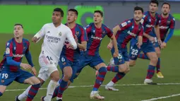 Meski begitu, Madrid masih berbahaya dan unggul terlebih dahulu melalui serangan balik cepat. (Foto: AP/Manu Fernandez)