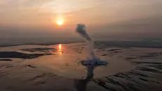Asap mengepul dari kawah "gunung lumpur" yang disebabkan oleh kecelakaan eksplorasi gas pada tahun 2006, di Sidoarjo, Jawa Timur, Jumat 29 Mei 2026. (AP Photo/Trisnadi)