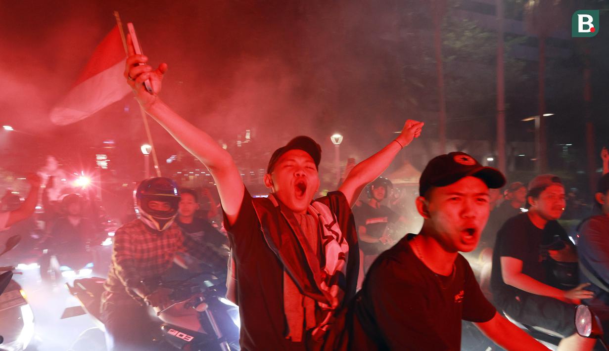 Tak lupa mereka juga mennyanyian lagu yang berisi lirik-lirik juara di Bundaran HI. Mereka juga datang dengan berbondong-bondong menggunakan kendaraan roda dua dan berbagai pernak-pernik. (Bola.com/M Iqbal Ichsan)