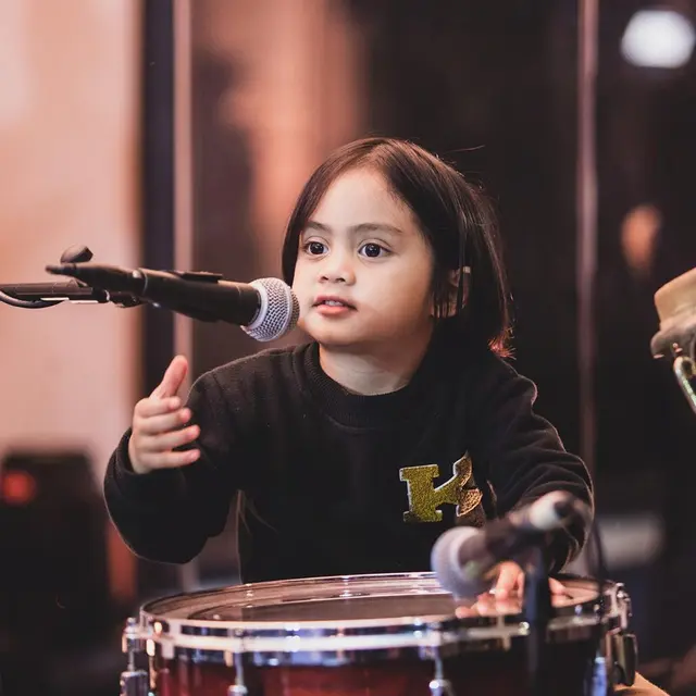 Calon Bintang, Ini 6 Gaya Sekala Bumi Anak Ayudia saat Main Gendang