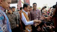 Presiden Joko Widodo menyalami warga saat Festival Karnaval Khatulistiwa, Pontianak, Sabtu (22/8/2015). Pontianak menjadi tuan pertama Festival Karnaval Khatulistiwa yang diselenggarakan di luar Jakarta. (Liputan6.com/Faizal Fanani)