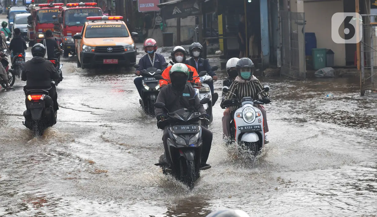 Pengendara menerobos banjir yang menggenangi kawasan perempatan Mampang, Depok, Jawa Barat, Rabu (18/05/20222). Banjir tersebut disebabkan meluapnya Kali Mampang. Menurut pejabat setempat, banjir terjadi akibat adanya batang pohon yang tersangkut di kolong jembatan Mampang. (merdeka.com/Arie Basuki)