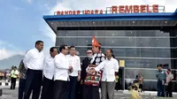 Presiden Jokowi berbincang dengan Seskab Pramono Anung dan Menhub Ignasius Jonan di depan Bandara Rembele, di Kabupaten Bener Meriah, Provinsi Aceh, Rabu (2/3). Kedatangan Presiden dan rombongan untuk meresmikan Bandara Rembele. (Foto : Setpres)