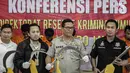 Kabid Humas Polda Metro Jaya, Kombes Pol Argo Yuwono memperlihatkan barang bukti hasil sejumlah kasus kejahatan di Resmob Polda Metro Jaya, Rabu (6/3). Pada rilis gabungan itu petugas berhasil mengungkap sebanyak lima kasus. (Liputan6.com/Faizal Fanani)