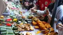 Takjil yang dijual di lokasi ini beragam, seperti serabi, gorengan, lemang, kolak, mi bihun, hingga beragam es. (Liputan6.com/Angga Yuniar)