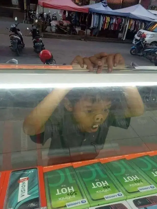 10 Aksi Absurd Bocah saat di Depan Kaca Ini Bikin Ekspresi Kocak