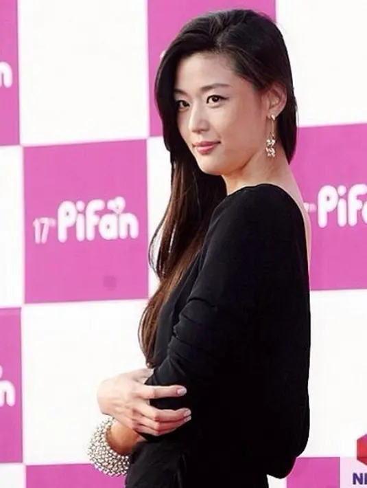 Selain itu, pihak agensi juga menekankan bahwa ini merupakan kabar yang sangat membahagiakan dan mereka meminta agar publik memberikan dukungan untuk berita bahagia ini. (Instagram/junjihyun_official)