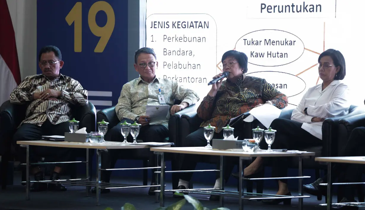 Menteri Lingkungan Hidup dan Kehutanan Siti Nurbaya Bakar (kedua kanan) menjadi pembicara dalam acara ‘KPK Mendengar’ di Gedung KPK, Jakarta, Senin (9/12/2019). KPK menggelar peringatan Hakordia 2019 dengan tema “Bersama Melawan Korupsi Mewujudkan Indonesia Maju”. (Liputan6.com/Faizal Fanani)