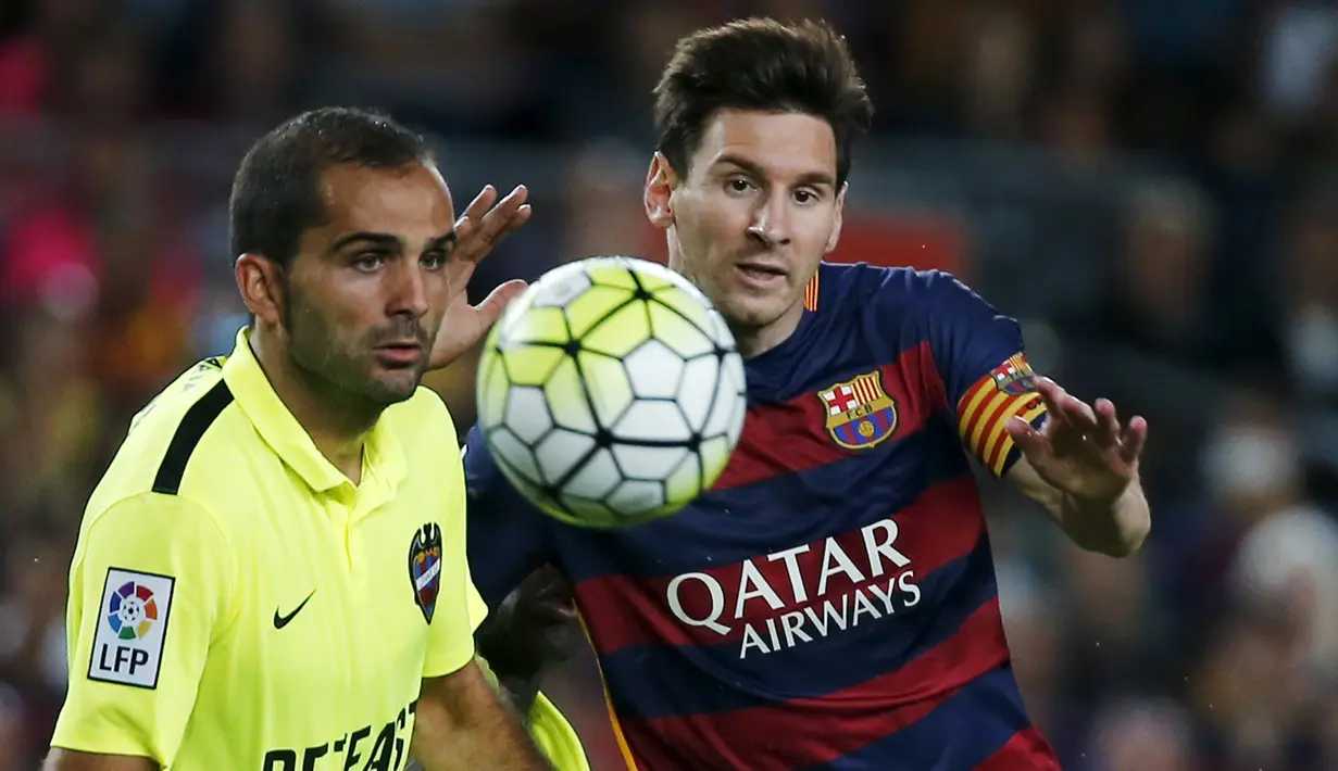 Penyerang Barcelona, Lionel Messi (kanan) berebut bola dengan gelandang Levante, Jose Antonio Garcia "Verza" Pada lanjutan Liga Spanyol di stadion Camp Nou, Senin (21/9/2015). Barcelona menang telak atas Levante dengan skor 4-1. (REUTERS/Susana Vera)