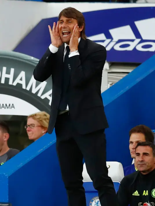 Manajer Chelsea, Antonio Conte berteriak di pinggir lapangan saat Chelsea melawan West Ham United dalam Liga Primer Inggris di Stadion Stamford Bridge, Senin (15/8). Chelsea keluar sebagai pemenang dengan skor 2-1. (REUTERS/ Eddie Keogh)