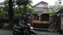 Salah satu perusahaan pemenang tender pengadaan uninterruptible power supply (UPS) untuk SMAN 2 Jakarta, PT Barkanatas Dharma ternyata adalah sebuah rumah tak berpenghuni. Foto diambil pada Minggu (1/3/2015). (Liputan6.com/Herman Zakharia)