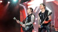 Zacky Vengeance (kiri) dan Synyster Gates menunjukkan kepiawaiannya memainkan  gitar saat konser bertajuk "Avenged Sevenfold Asia Tour 2015 Live in Jakarta" di Parkir Timur Senayan, Jakarta, (18/1/2015). (Liputan6.com/Panji Diksana)