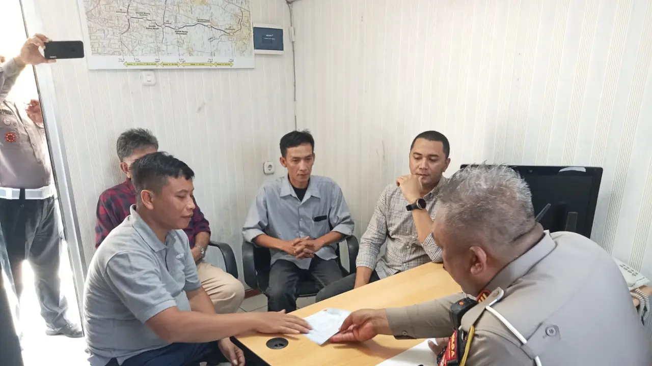 Tiga pengemudi mobil mewah yang melawan arah di jalan tol Depok-Antasari (Desari). (Merdeka.com/Bachtiarudin Alam)