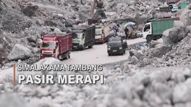Tebing setinggi 30 meter tiba-tiba ambruk dan menimbun para penambang pasir yang sedang bekerja mencari butiran pasir lereng Gunung Merapi.