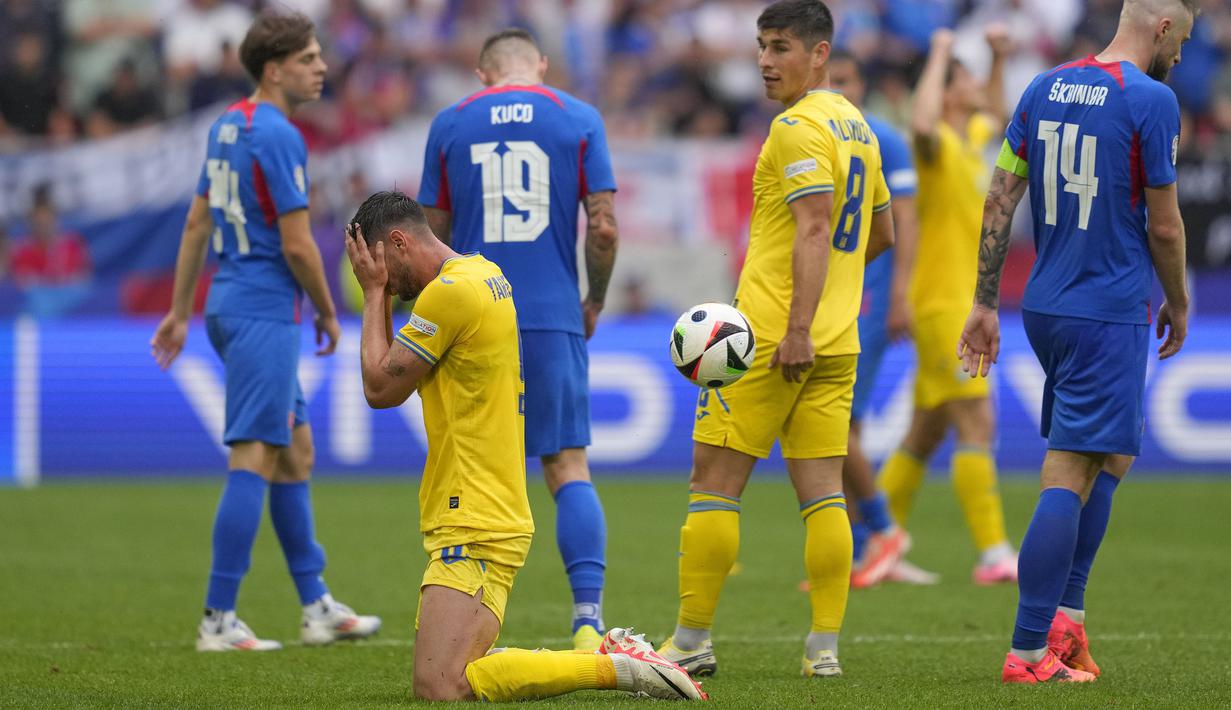 Selebrasi striker Timnas Ukraina, Roman Yaremchuk (depan) merayakan kemenangan 2-1 atas Timnas Slovakia setelah berakhirnya laga matchday kedua Grup E Euro 2024 di Merkur Spiel-Arena, Dusseldorf, Jerman, Jumat (21/6/2024). (AP Photo/Andreea Alexandru)