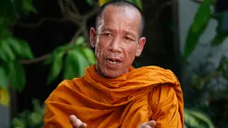 Mantan korban perbudakan Prasert Jakkawaro memberi keterangan saat diwawancara oleh The Associated Press di Samut Sakhon, Thailand, (28/3). Sekerang Prasert Jakkawaro menjadi biksu Buddha. (AP Photo / Sakchai Lalit)