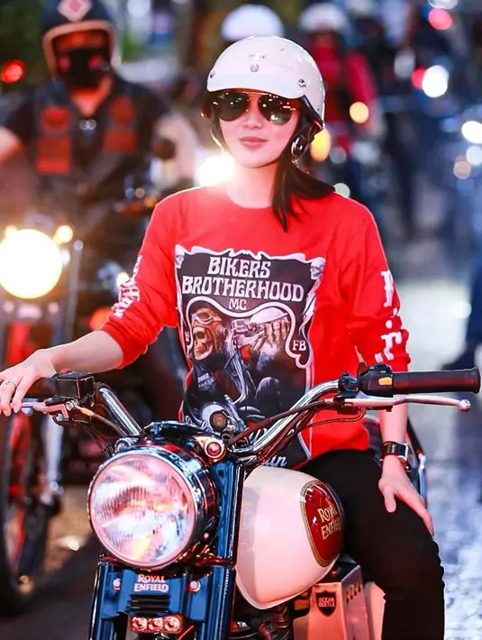 Momen riding bareng ini pun ia lakukan bersama sebuah club motor. Dalam acara tersebut, terlihat pula Ruri Repvblik yang menggunakan moge hitam BMW menemani Wika Salim menyusuri jalan. (Liputan6.com/IG/@wikasalim)