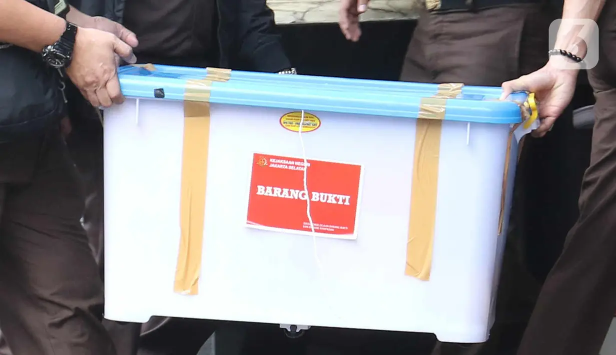 Petugas membawa barang bukti kasus pembunuhan berencana Brigadir J saat proses pelimpahan tahap dua kasus tersebut di Gedung Kejaksaan Agung, Jakarta, Rabu (5/10/2022). Penyidik Bareskrim Polri menyerahkan barang bukti beserta kesebelas tersangka kepada Kejaksaan Agung terkait kasus pembunuhan berencana Brigadir J dan obstruction of justice yang menjerat mantan Kadiv Propam Ferdy Sambo sebagai tersangka. (Liputan6.com/Herman Zakharia)
