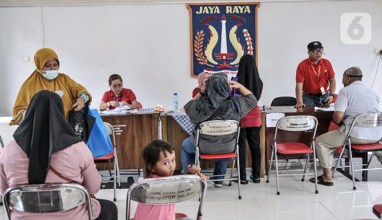 Suasana penyaluran Bantuan Langsung Tunai (BLT) Bahan Bakar Minyak (BBM) tahap tiga di Sasana Krida Karang Taruna (SKKT) Kelurahan Pondok Kopi, Kecamatan Duren Sawit, Jakarta Timur, Kamis (22/9/2022). Sebanyak 771 warga di Kecamatan Duren Sawit menerima manfaat BLT tahap tiga sebesar Rp 300 ribu sebagai kompensasi dari naiknya harga BBM. (merdeka.com/Iqbal S. Nugroho)