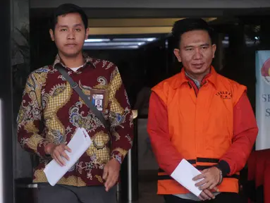 Sekretaris Dinas PUPR Kabupaten Mesuji Wawan Suhendra (kanan) usai menjalani pemeriksaan di Gedung KPK, Jakarta, Kamis (18/4). Wawan diperiksa sebagai tersangka terkait dugaan fee suap proyek infrastruktur di Kabupaten Mesuji. (merdeka.com/Dwi Narwoko)