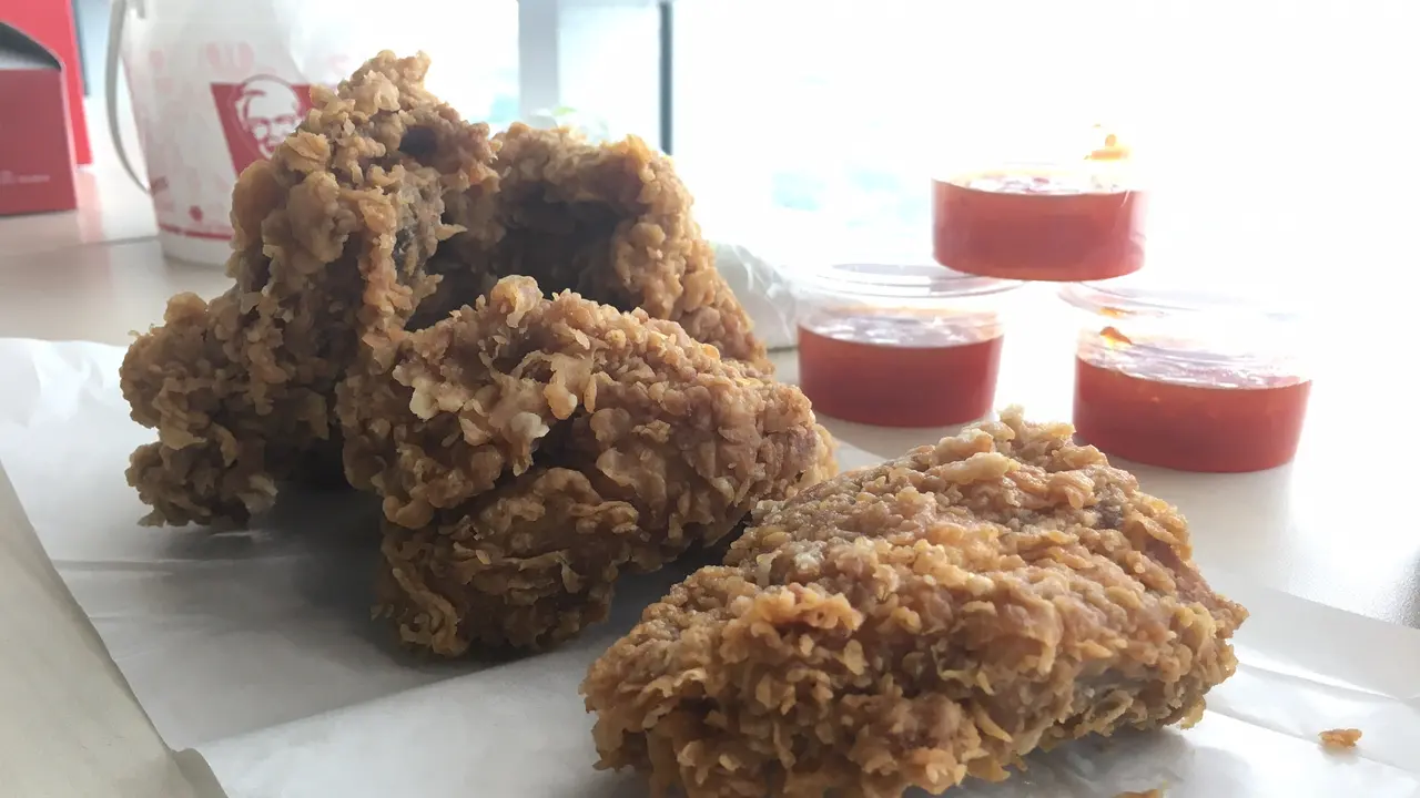 KFC Indonesia menghadirkan menu terbarunya, KFC Hotz Chicken, yaitu menu ayam Hot & Crispy Chicken. 