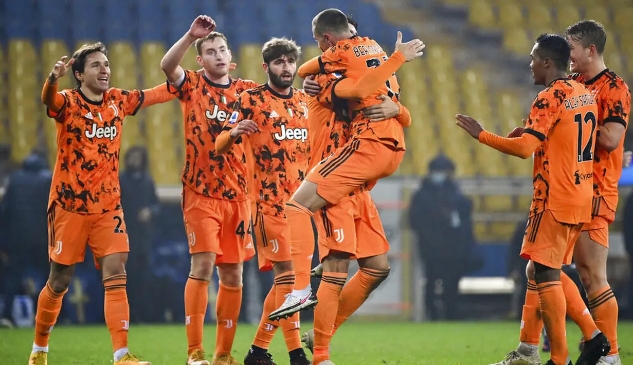 Para pemain Juventus merayakan gol yang dicetak oleh Alvaro Morata ke gawang Parma pada laga Liga Italia di Stadion Ennio Tardini, Minggu (20/12/2020). Juventus menang dengan skor 4-0. (Massimo Paolone/LaPresse via AP)