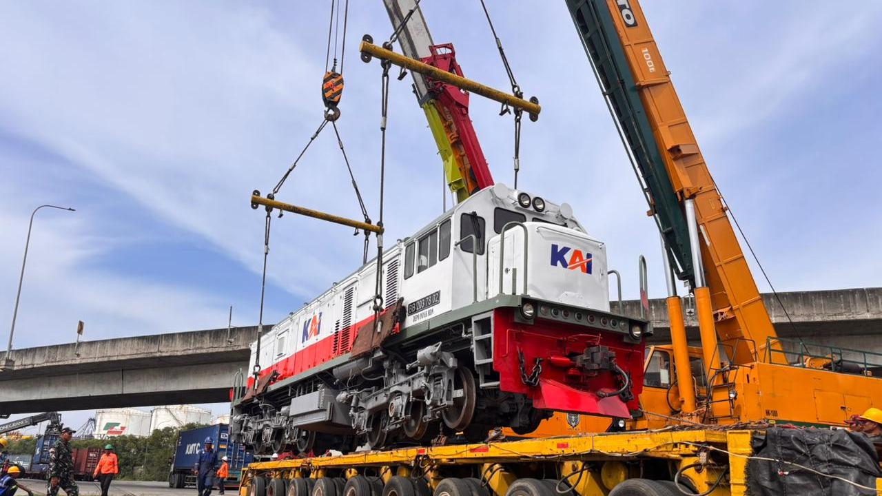 KAI Logistik Angkut Dua Lokomotif Hidrolik Tambahan untuk Angkutan Lebaran 2026