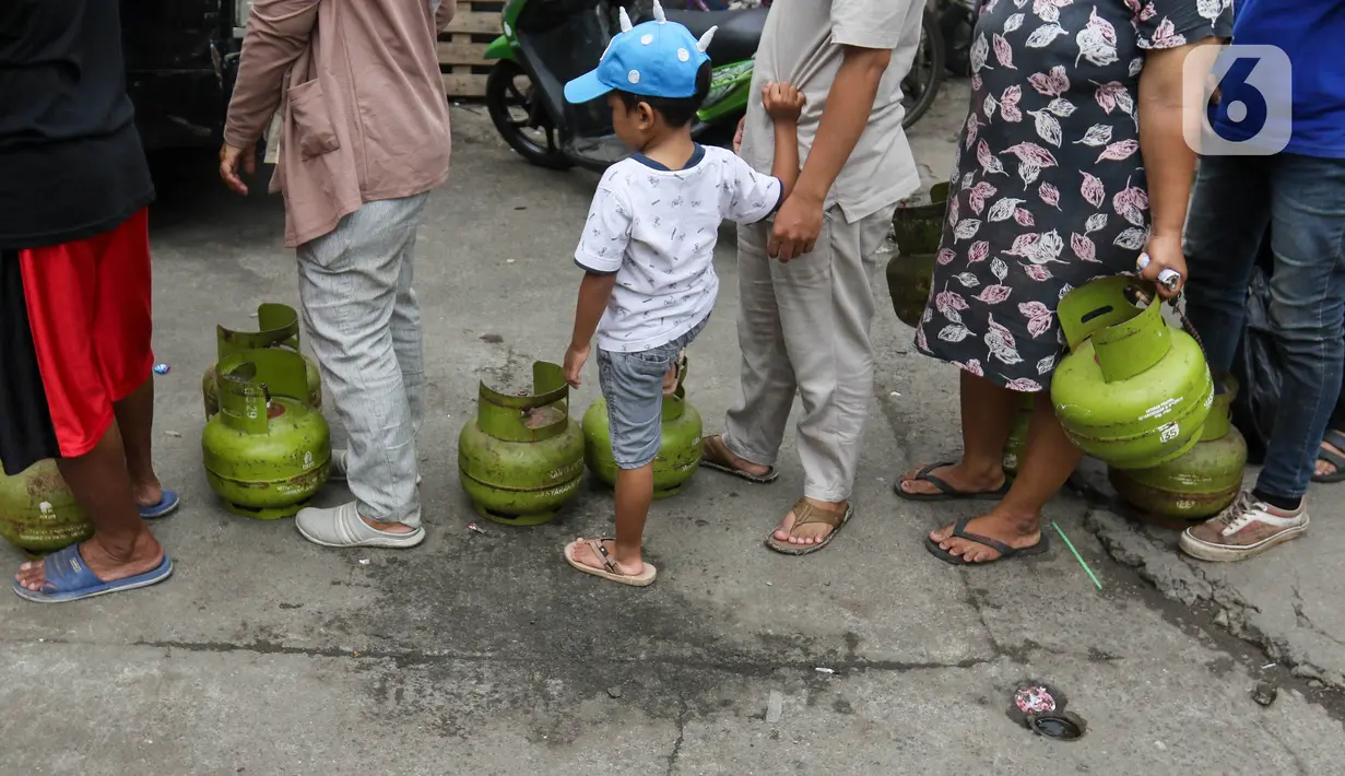 Warga antre membeli gas elpiji subsidi 3 kilogram pada sebuah agen penjualan di kawasan Pondok Aren, Tangerang Selatan, Banten, Senin (3/2/2025). (Liputan6.com/Herman Zakharia)