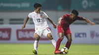Gelandang Timnas Indonesia, Febri Hariyadi, berusaha mempertahankan bola saat melawan Myanmar pada laga persahabatan di Stadion Wibawa Mukti, Jawa Barat, Rabu (10/10). Indonesia menang 3-0 atas Myanmar(Bola.com/Vitalis Yogi Trisna)