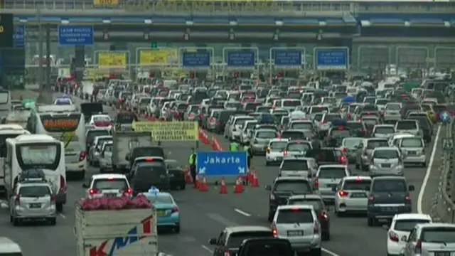 Antrean panjang kendaraan masih terjadi di Gerbang Tol (GT) Cikarang Utama, Kabupaten Bekasi, Jawa Barat pada Selasa (12/7/2016) siang. (Liputan6.com/Fernando Purba)