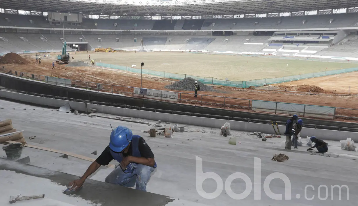 Pekerja menyelesaikan proyek renovasi Stadion Utama Gelora Bung Karno (SUGBK) di Senayan, Jakarta, Jumat (17/3/2017). SUGBK ini direnovasi untuk menyambut Asian Games 2018. (Bola.com/M Iqbal Ichsan)