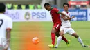 Gelandang Timnas Indonesia, M Hargianto (kiri) berebut bola dengan pemain Myanmar saat laga persahabatan di Stadion Pakansari, Kab Bogor, Selasa (21/3). Timnas Indonesia U-22 kalah 1-3 dari Myanmar. (Liputan6.com/Helmi Fithriansyah)