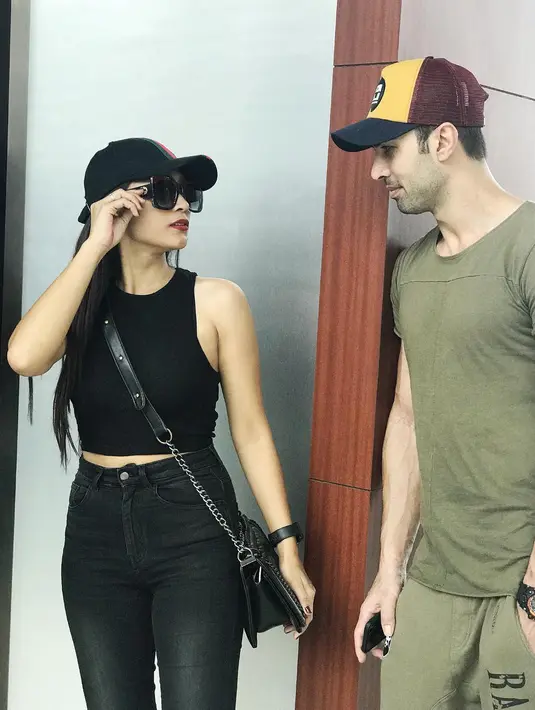 Seperti penuturan saat itu, Tata mengaku pernikahan pertamanya dengan Mehdi hanya sah secara agama. Kabar itu membuat heboh lantaran mengaku dicerai melalui telpon. (Instagram/tatajaneetaofficial)