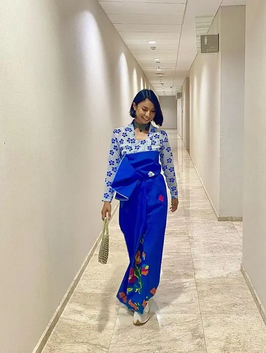 Shareefa Daanish tampil memukau dengan kebaya kutu baru motuf bunga yang sangat cocok dipadukan kain biru motif bunga pula. Credit:  (@shareefadaanish)
