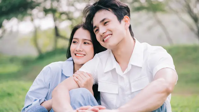 perempuan dan pasangan maret 10