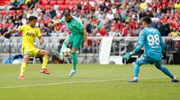 Striker Real Madrid Karim Benzema merobek gawang Fenerbahce pada laga perebutan tempat ketiga Audi Cup 2019 di Allianz Arena, Kamis (1/8/2019) dini hari WIB. (Twitter Real Madrid)