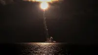 Kapal selam bertenaga nuklir baru Imperator Alexander III melakukan uji peluncuran rudal balistik antarbenua Bulava.Kementerian Pertahanan. (Russian Defense Ministry/TASS)