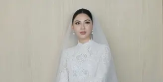 Jessica Mila tampil bak Princess di hari pernikahannya, ia tampil mengenakan gaun putih lace lengan panjang dengan detail tertule neck. Credit: (@cherryjks)