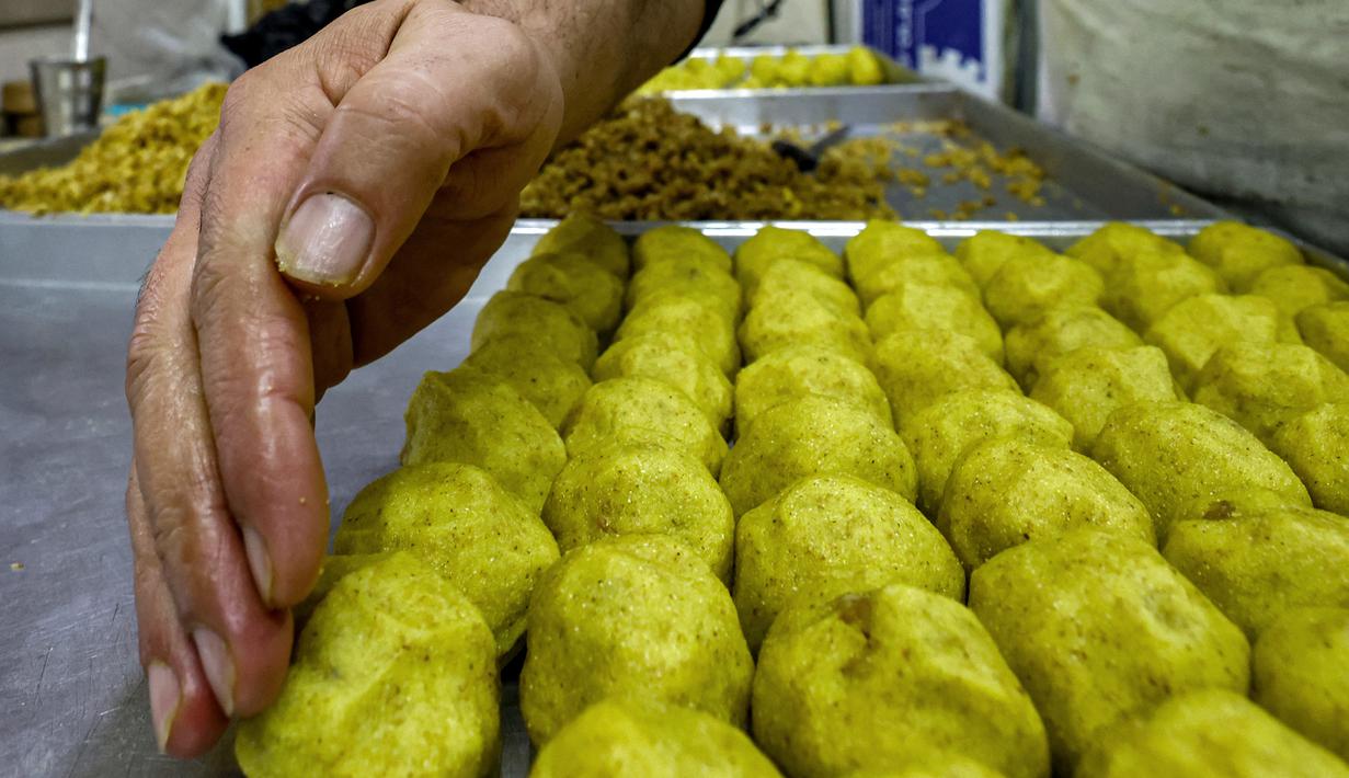 Maamoul, juga populer di Lebanon, Suriah, Yordania, Mesir dan Irak. (Photo by AHMAD GHARABLI / AFP)