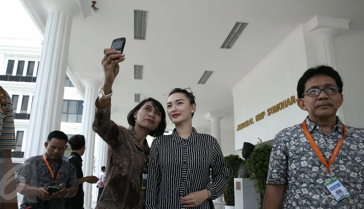 Seorang pegawai berfoto bersama Zaskia Gotik sebelum upacara pelepasan klinik Pancasila di Kemenhan RI, Jakarta, Jumat (8/4). Kehadiran Zaskia di sana atas undangan Kemenhan dan MK terkait kasus dugaan pelecehan lambang negara (Liputan6.com/Faizal Fanani)
