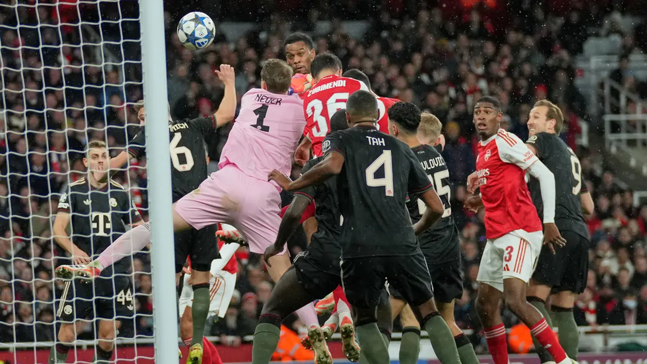 Momen saat Jurrien Timber mencetak gol di laga Arsenal vs Bayern Munchen di matchday 5 Liga Champions 2025/2026 di Emirates Stadium, Kamis (27/11/2025). (AP Photo/Kin Cheung)