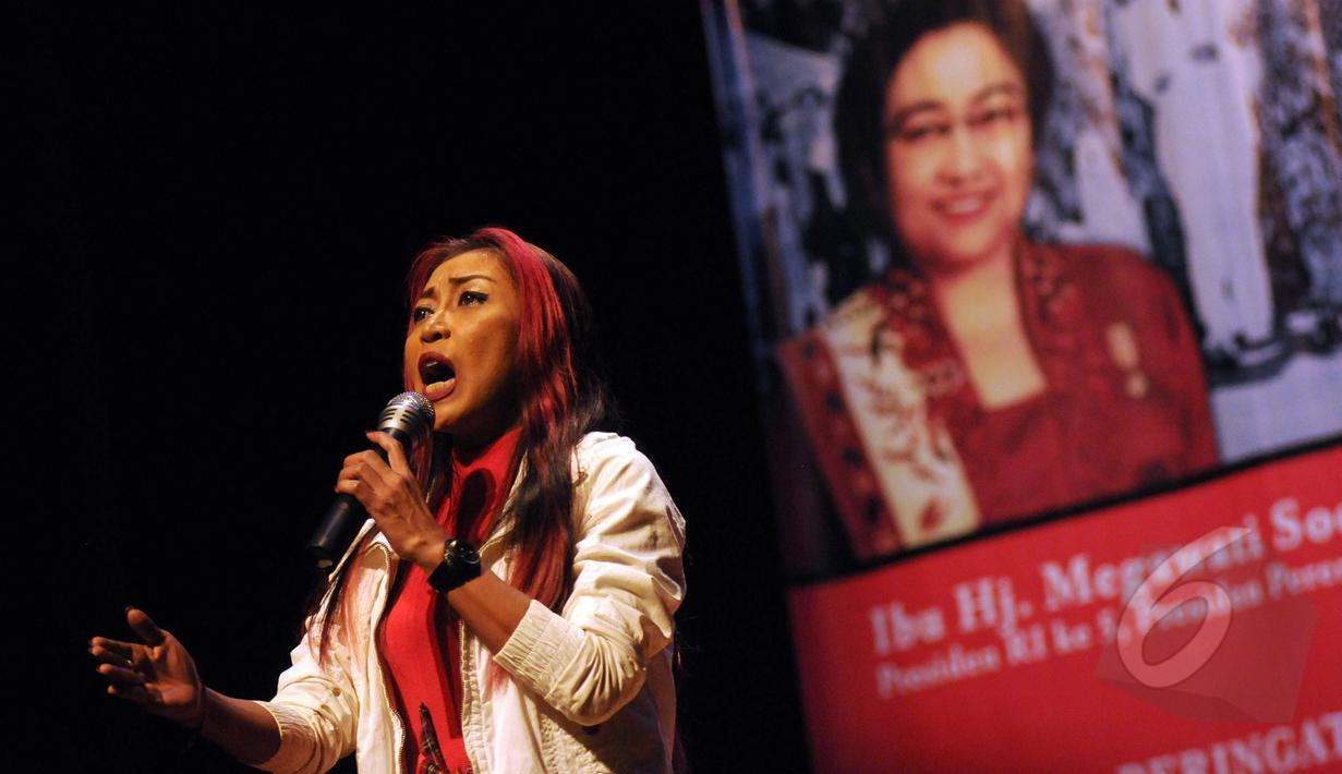 Penyanyi Tri Utami saat tampil membuka peringatan Hari Perempuan Internasional di Teater Kecil Taman Ismail Marzuki, Jakarta, Minggu (8/3/2015). Presiden RI Ke-5, Megawati Soekarnoputri akan memberikan pidato budayanya. (Liputan6.com/Helmi Fithriansyah)
